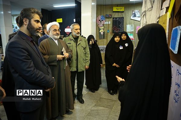 بازدید معاون حقوقی و امور مجلس وزارت آموزش و پرورش  از نمایشگاه مدرسه انقلاب در مدرسه دخترانه اسلامی علوی