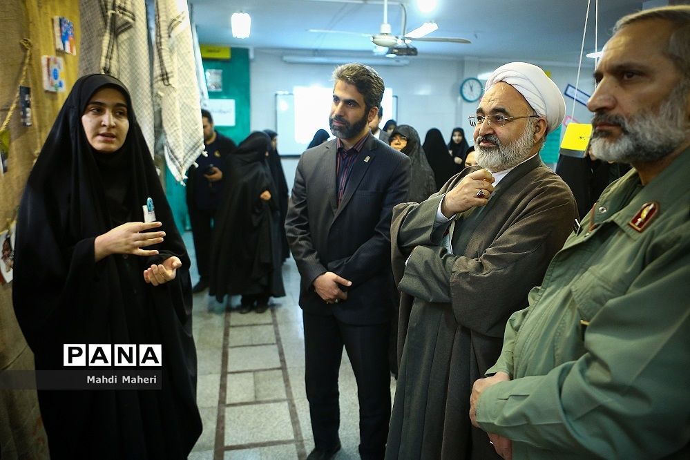 بازدید معاون حقوقی و امور مجلس وزارت آموزش و پرورش  از نمایشگاه مدرسه انقلاب در مدرسه دخترانه اسلامی علوی