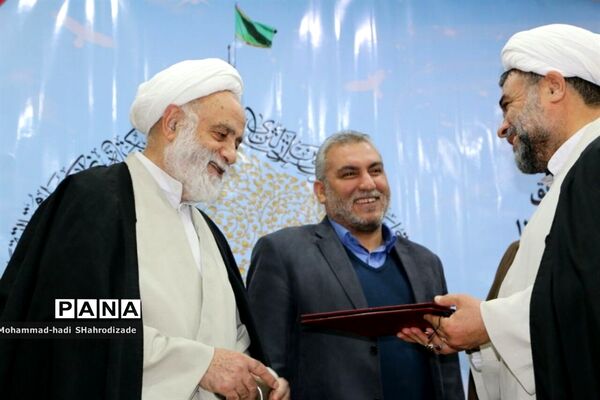 تجلیل از آموزش و پرورش خراسان رضوی به عنوان دستگاه برتر در حوزه توسعه و ترویج فرهنگ نماز در سال 96