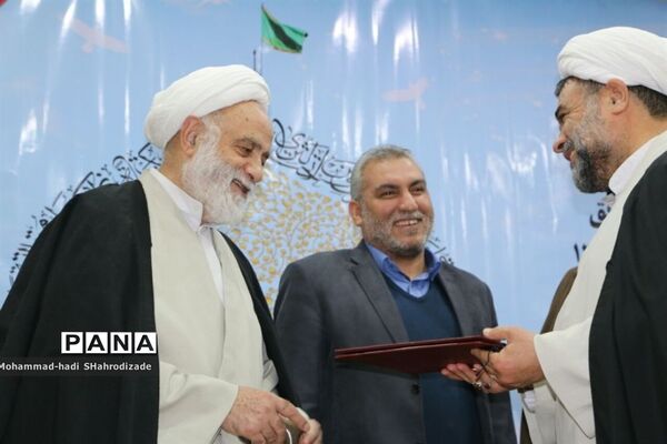 تجلیل از آموزش و پرورش خراسان رضوی به عنوان دستگاه برتر در حوزه توسعه و ترویج فرهنگ نماز در سال 96