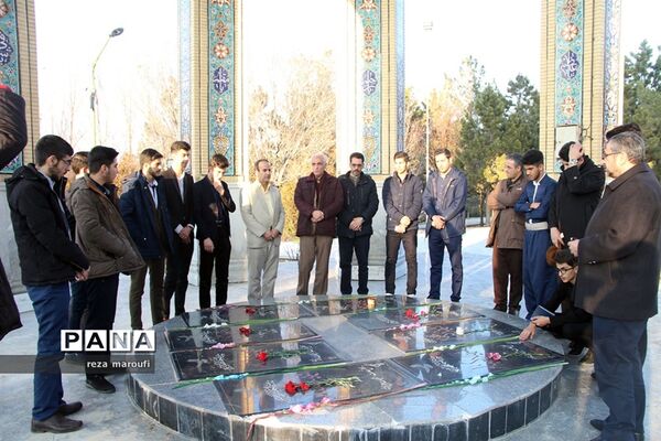 ادای احترام  نمایندگان  مجلس دانش‌آموزی کشور به شهدای گمنام آذربایجان غربی