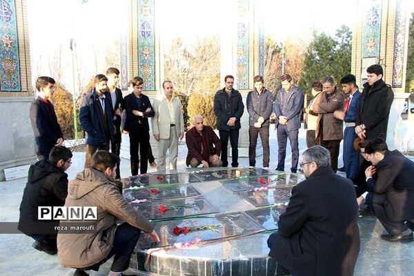 ادای احترام  نمایندگان  مجلس دانش‌آموزی کشور به شهدای گمنام آذربایجان غربی