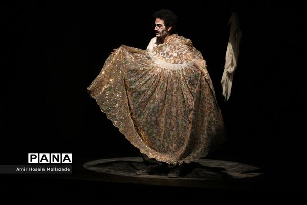 اجرای نمایش « وقتی همه قهرمان باشند »