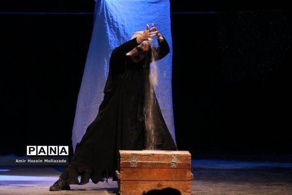 اجرای نمایش « وقتی همه قهرمان باشند »