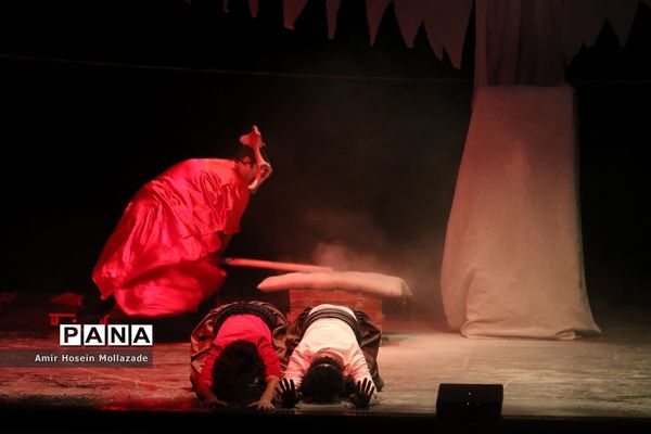 اجرای نمایش « وقتی همه قهرمان باشند »