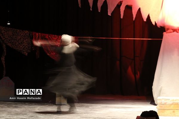 اجرای نمایش « وقتی همه قهرمان باشند »