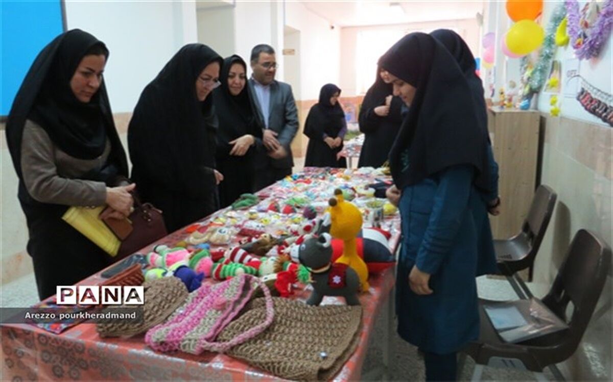 افتتاح بازارچه کارآفرینی دبیرستان فرزانگان شهدا اردکان با حضور رئیس اداره استعدادهای درخشان