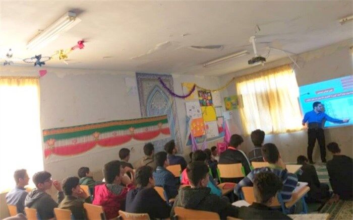 دانش آموزان  منطقه  خارگ در دوره آشنایی با فناوری نانو شرکت کردند