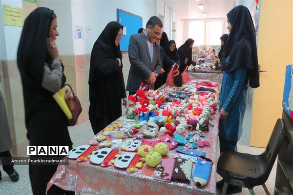 آیین افتتاحیه بازارچه کارآفرینی دبیرستان فرزانگان شهدا اردکان
