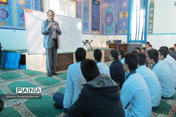 حضور ریاضی‌دان و نفر دوم جام جهانی محاسبات ذهنی در دبیرستان شهید صدوقی دوره اول