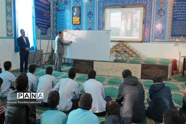 حضور ریاضی‌دان و نفر دوم جام جهانی محاسبات ذهنی در دبیرستان شهید صدوقی دوره اول