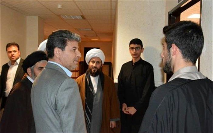 بازدید استاندار آذربایجان‌غربی و نماینده ولی فقیه  از مدرسه علمیه امام خامنه‌ای