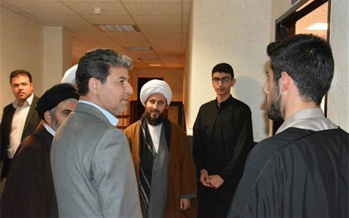 بازدید استاندار آذربایجان‌غربی و نماینده ولی فقیه  از مدرسه علمیه امام خامنه‌ای