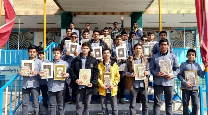 تقدیر از دانش‌آموزان برتر مدرسه هیات امنایی شهید میرحبیبی 