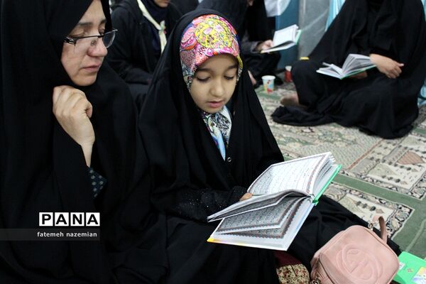 برگزاری دعای ندبه در دبیرستان دخترانه اسحاقیه یزد
