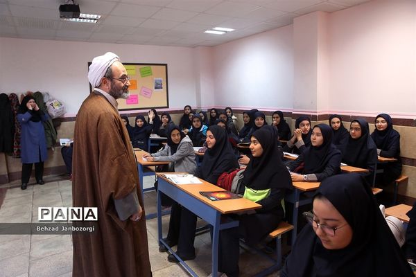 بازدید وزیر آموزش و پرورش از برنامه ویژه مدارس استان البرز