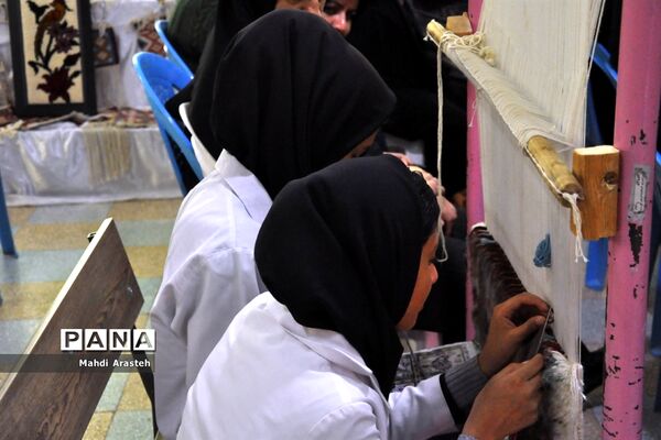 نمایشگاه  توانمندی‌های بانوان استان خراسان جنوبی در هنرستان کوثر