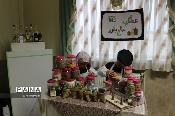 نمایشگاه معرفی مشاغل و الفبای فارسی دانش‌آموزان دبستان شهید باکری اسلامشهر