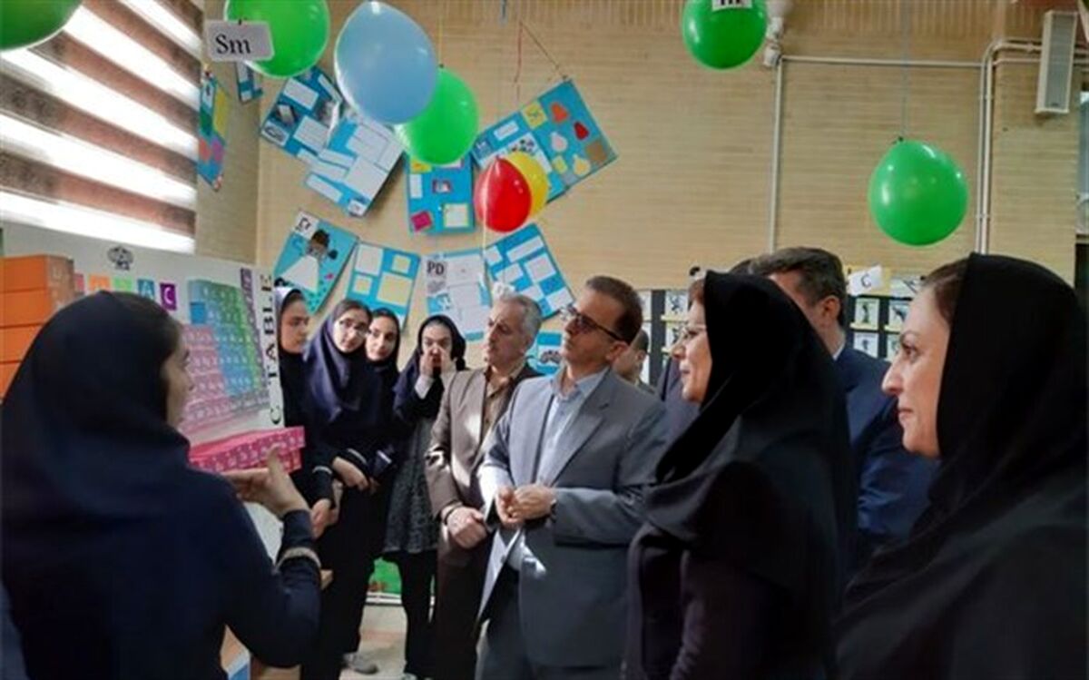 نمایشگاه دانش آموزی جدول تناوبی در دبیرستان شاهد هوشمند سنندج بر پا شد