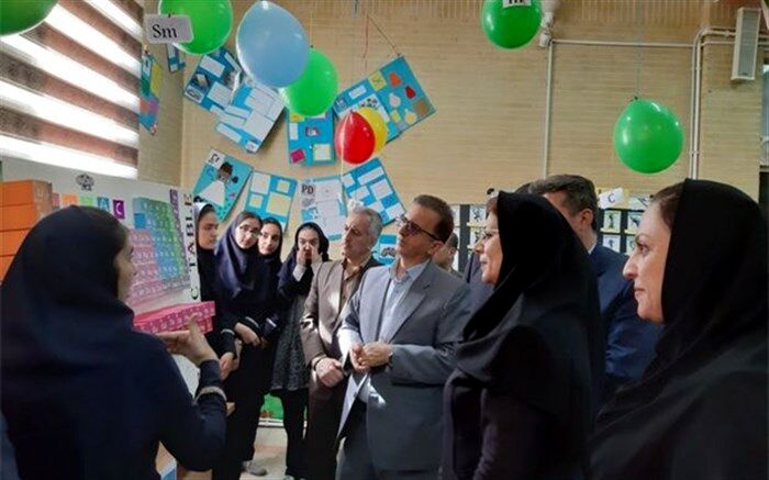 نمایشگاه دانش آموزی جدول تناوبی در دبیرستان شاهد هوشمند سنندج بر پا شد