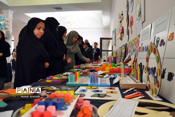 نمایشگاه توانمندی‌های بانوان استان خراسان جنوبی در هنرستان رسالت
