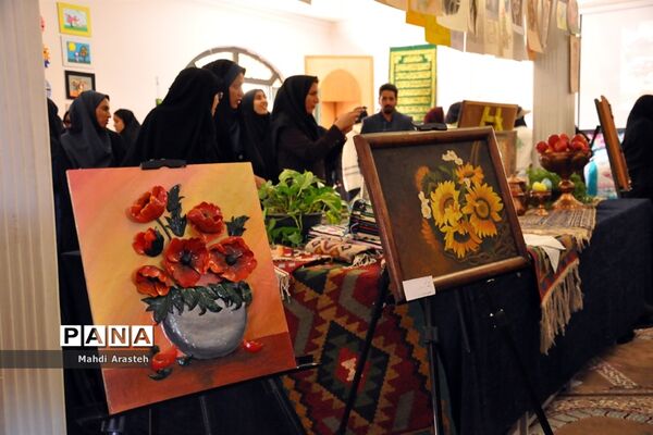 نمایشگاه توانمندی‌های بانوان استان خراسان جنوبی در هنرستان رسالت