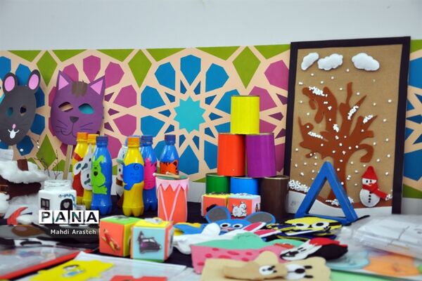 نمایشگاه توانمندی‌های بانوان استان خراسان جنوبی در هنرستان رسالت