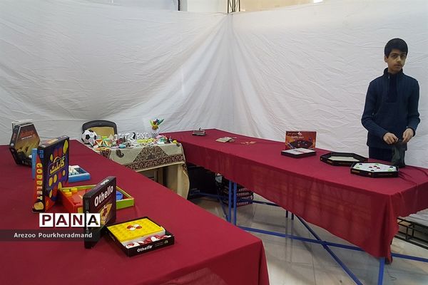 آیین افتتاحیه نمایشگاه توانمندی‌های دانش‌آموزی دبیرستان شهید رحیمی‌فر میبد