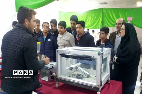 آیین افتتاحیه نمایشگاه توانمندی‌های دانش‌آموزی دبیرستان شهید رحیمی‌فر میبد