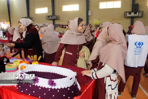 نمایشگاه و بازارچه دست سازهای دانش آموزان  دبیرستان شهیده سهام خیام  بوشهر-2