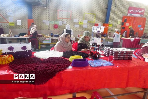 نمایشگاه و بازارچه دست سازهای دانش آموزان  دبیرستان شهیده سهام خیام  بوشهر-2