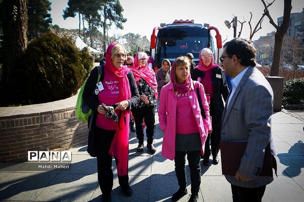 بازدید فعالان ضدجنگ آمریکایی از باغ موزه قصر