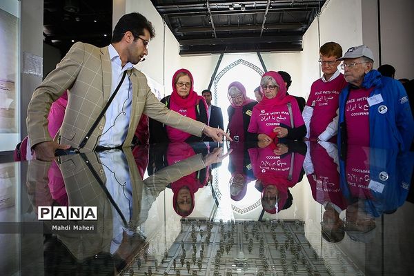 بازدید فعالان ضدجنگ آمریکایی از باغ موزه قصر