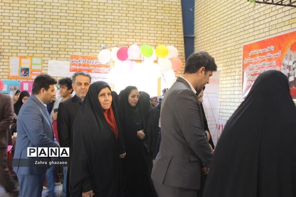 نمایشگاه و بازارچه دست سازهای دانش‌آموزان  دبیرستان شهیده سهام خیام  بوشهر-1