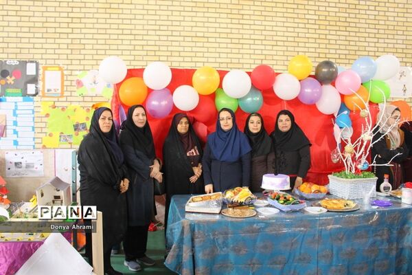 نمایشگاه و بازارچه دست سازهای دانش‌آموزان  دبیرستان شهیده سهام خیام  بوشهر-1