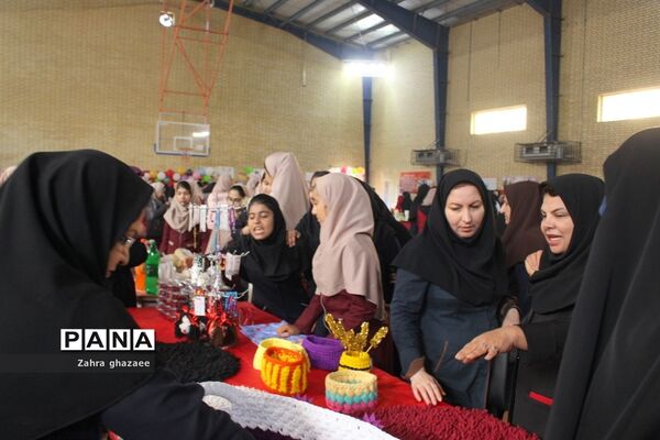 نمایشگاه و بازارچه دست سازهای دانش‌آموزان  دبیرستان شهیده سهام خیام  بوشهر-1