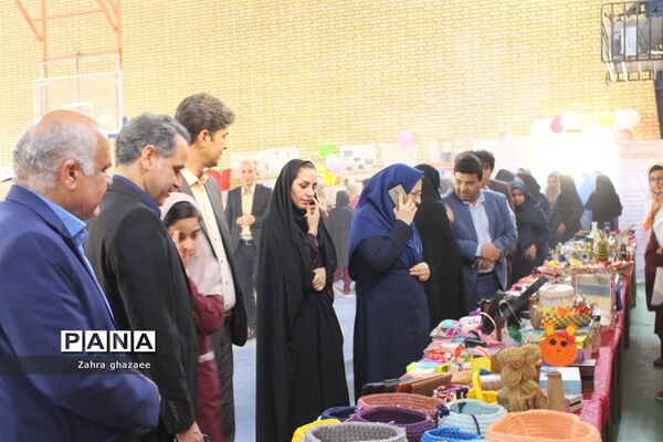 نمایشگاه و بازارچه دست سازهای دانش‌آموزان  دبیرستان شهیده سهام خیام  بوشهر-1