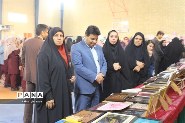 نمایشگاه و بازارچه دست سازهای دانش‌آموزان  دبیرستان شهیده سهام خیام  بوشهر-1