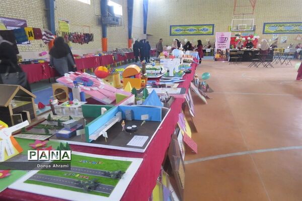 نمایشگاه و بازارچه دست سازهای دانش‌آموزان  دبیرستان شهیده سهام خیام  بوشهر-1