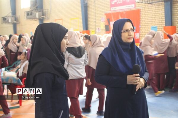 نمایشگاه و بازارچه دست سازهای دانش‌آموزان  دبیرستان شهیده سهام خیام  بوشهر-1