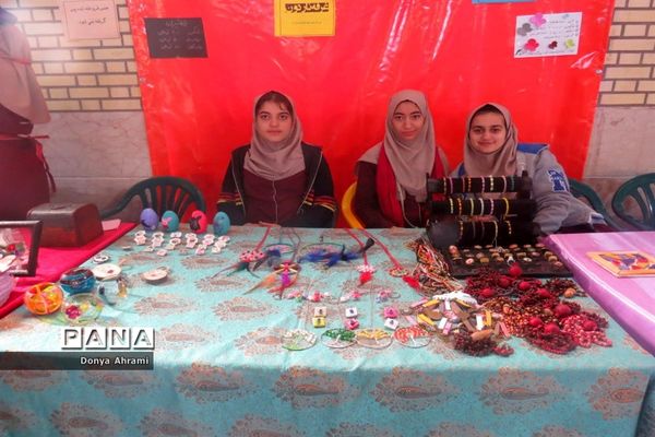 نمایشگاه و بازارچه دست سازهای دانش‌آموزان  دبیرستان شهیده سهام خیام  بوشهر-1