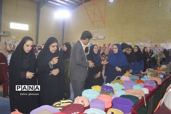 نمایشگاه و بازارچه دست سازهای دانش‌آموزان  دبیرستان شهیده سهام خیام  بوشهر-1