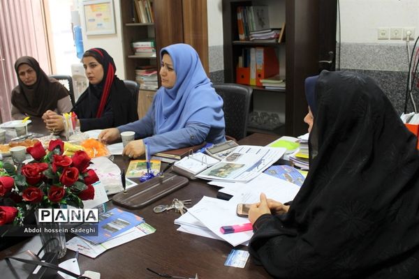 جلسه هم‌اندیشی معلمان گروه علوم پایه و دانش‌آموزان