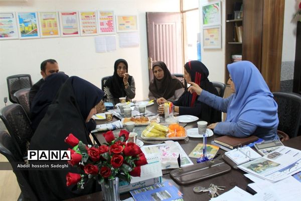 جلسه هم‌اندیشی معلمان گروه علوم پایه و دانش‌آموزان