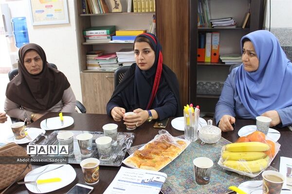 جلسه هم‌اندیشی معلمان گروه علوم پایه و دانش‌آموزان
