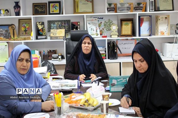 جلسه هم‌اندیشی معلمان گروه علوم پایه و دانش‌آموزان