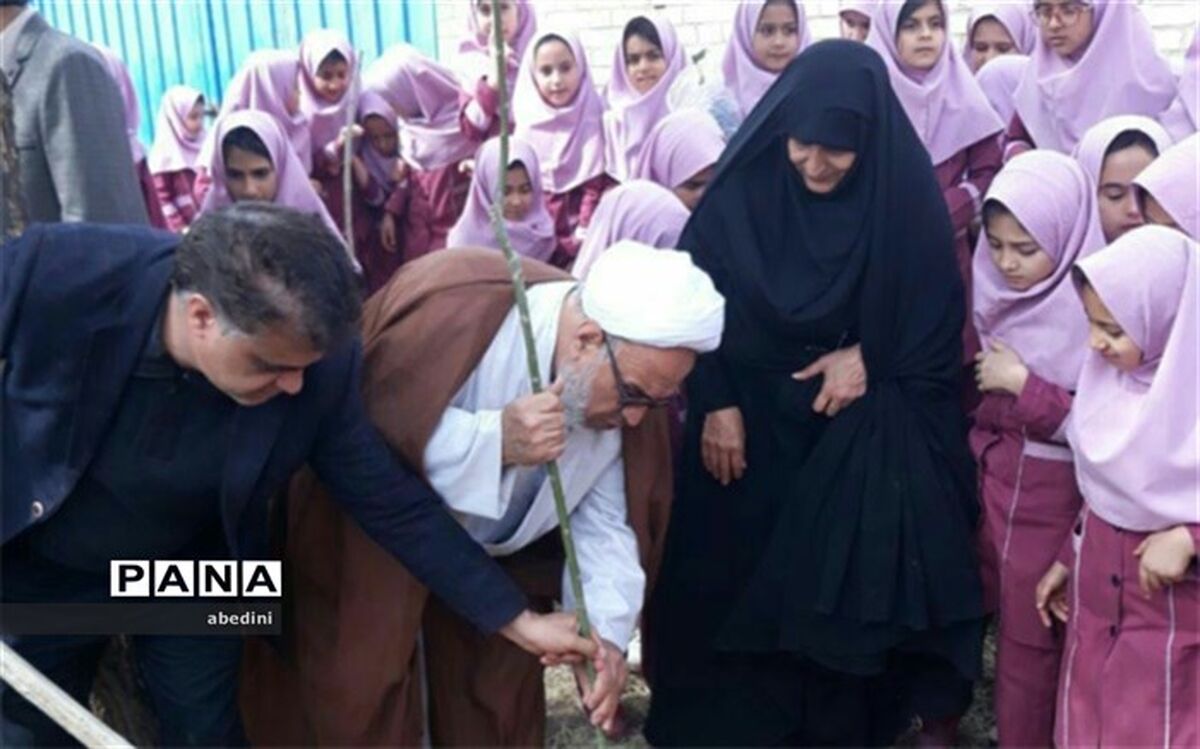 نواخته شدن زنگ طبیعت در روز درختکاری در مدارس زواره