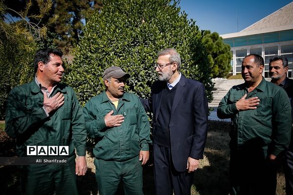 غرس یک اصله نهال سرو توسط علی لاریجانی در مراسم روز درختکاری