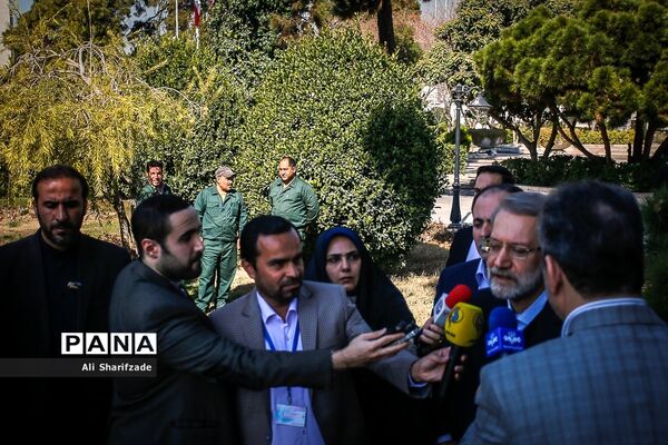 غرس یک اصله نهال سرو توسط علی لاریجانی در مراسم روز درختکاری