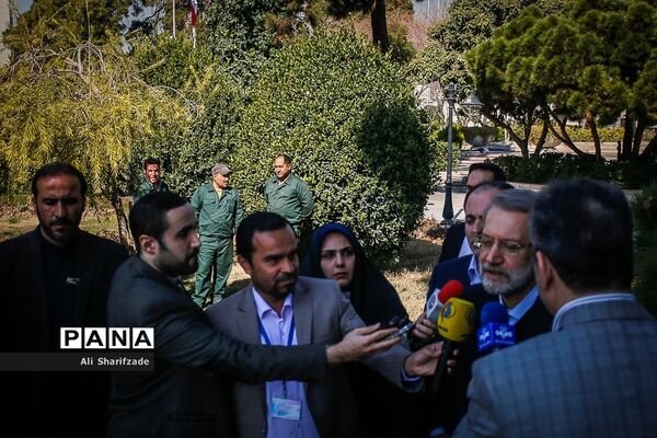 غرس یک اصله نهال سرو توسط علی لاریجانی در مراسم روز درختکاری